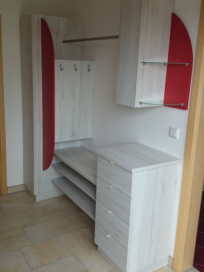 Garderobe aus beschichteten Platten