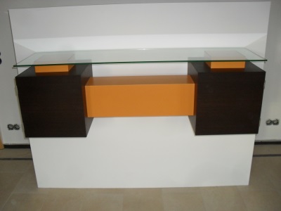 Sideboard in Wenge, kombiniert mit orangem Akzent