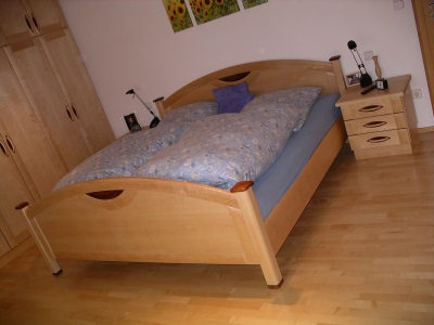 Doppelbett in Birke, kombiniert mit Zwetschgenholz