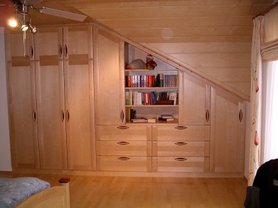 Schlafzimmerschrank in Dachschräge in Birke