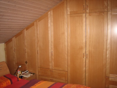 Dachschrägenschrank in Buche