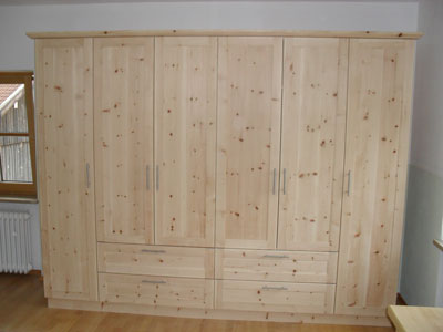 Schlafzimmerschrank aus Zirbelkiefer