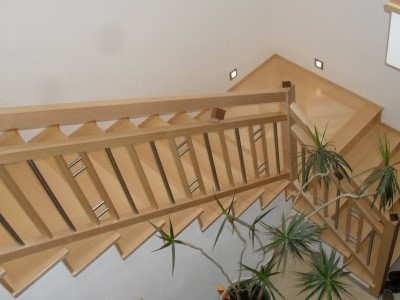 Treppenstufen und Geländer auf Betontreppe in can. Ahorn