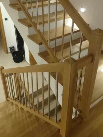 Treppenstufen und Geländer auf Betontreppe in Eiche