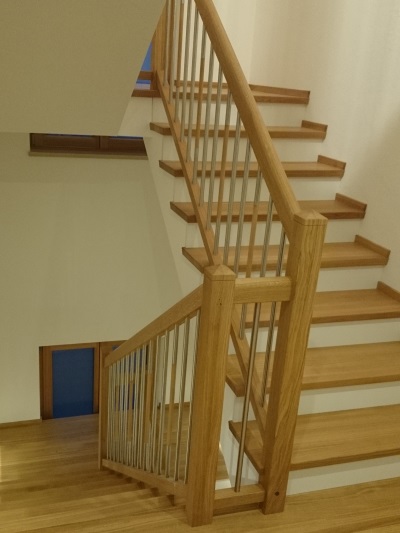 Treppenstufen und Geländer auf Betontreppe in Eiche